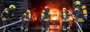 Pelastajatutkinnon opiskelijat sammutusharjoituksessa