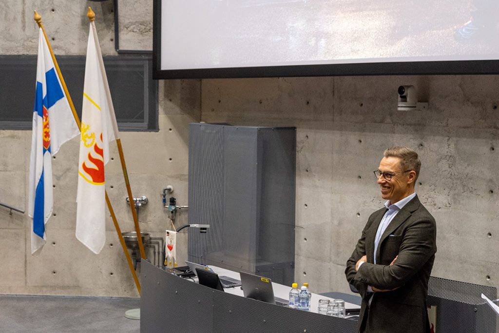 Tasavallan presidentti puhumassa auditoriossa.