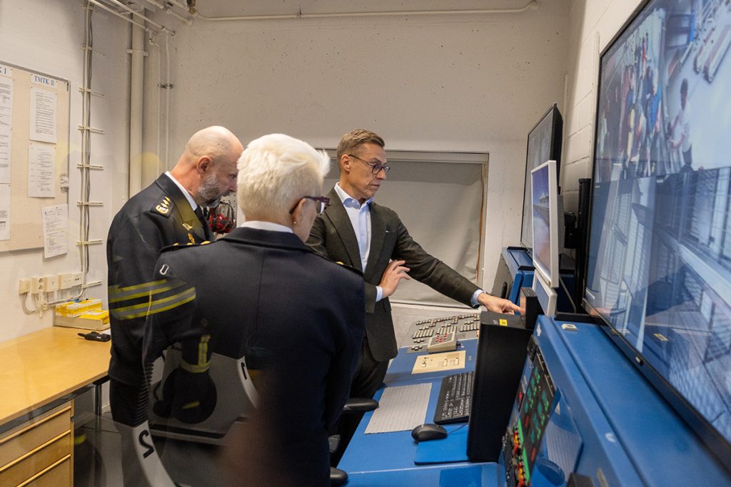 Tasavallan presidentti seuraamassa savusukellussimulaattorissa suoritettavaa testiä.