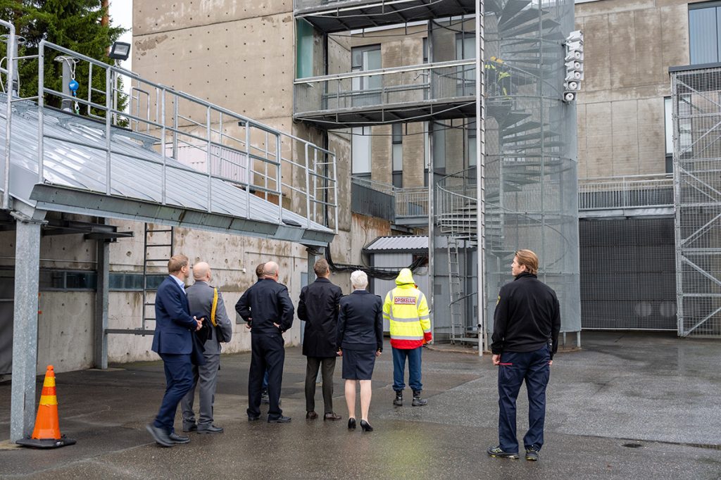 Tasavallan presidentti ja muut vierailijat seuraamassa toimitakyvyn testiä kalustopihalla.