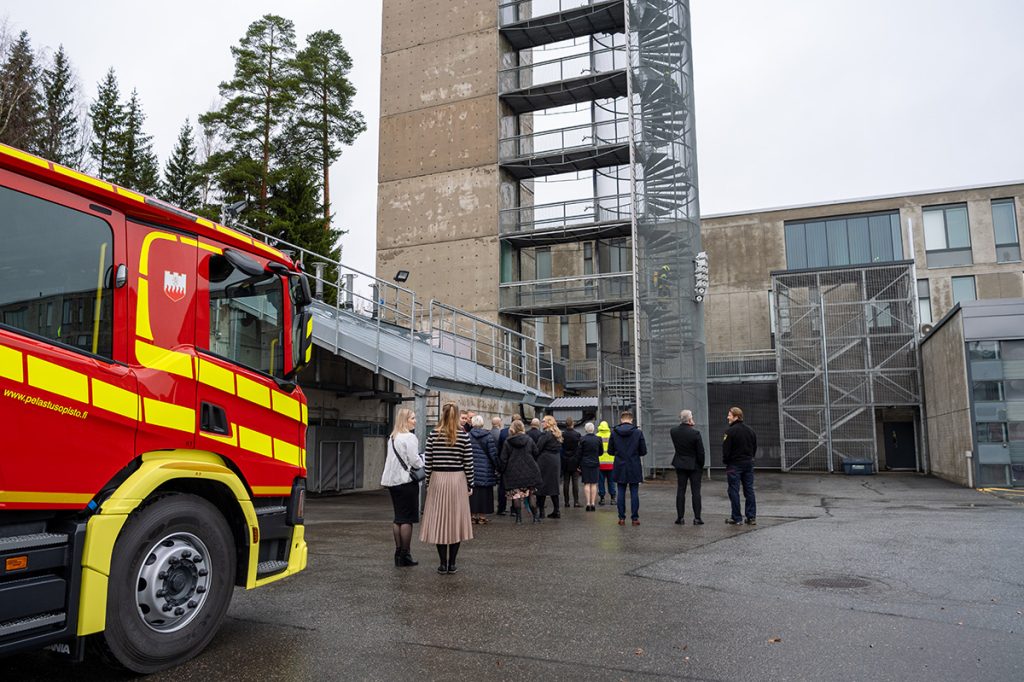 Tasavallan presidentti ja muut vierailijat seuraamassa toimitakyvyn testiä kalustopihalla.