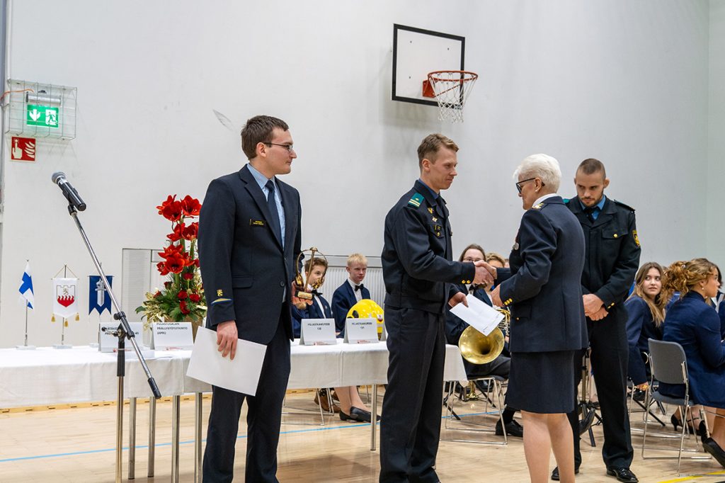 Rehtori kättelee priimusstipendin saajia.