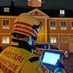 Pelastustoiminnan johtamisen käsikirjaa käytetään tilannepaikalla tabletilta.