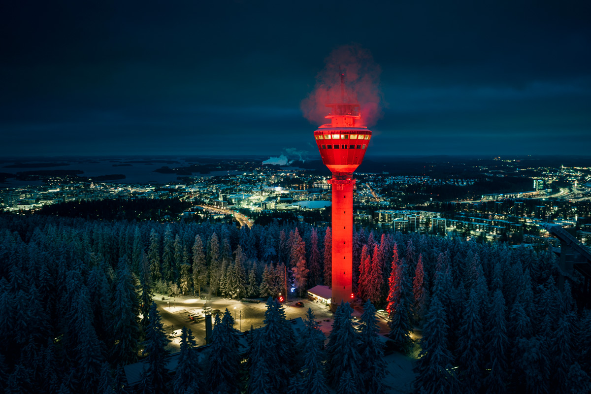 Puijon torni liekkivalaistuksessa