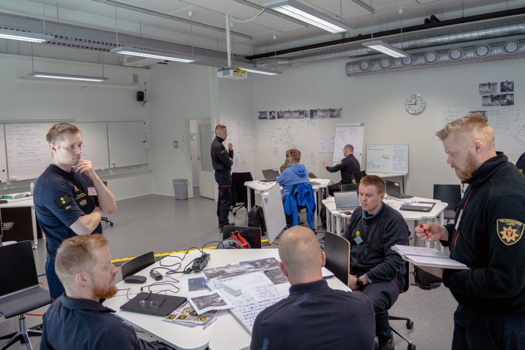 Henkilöitä Pelastusopiston luokkatilassa johtamisen pilottikoulutuksessa.