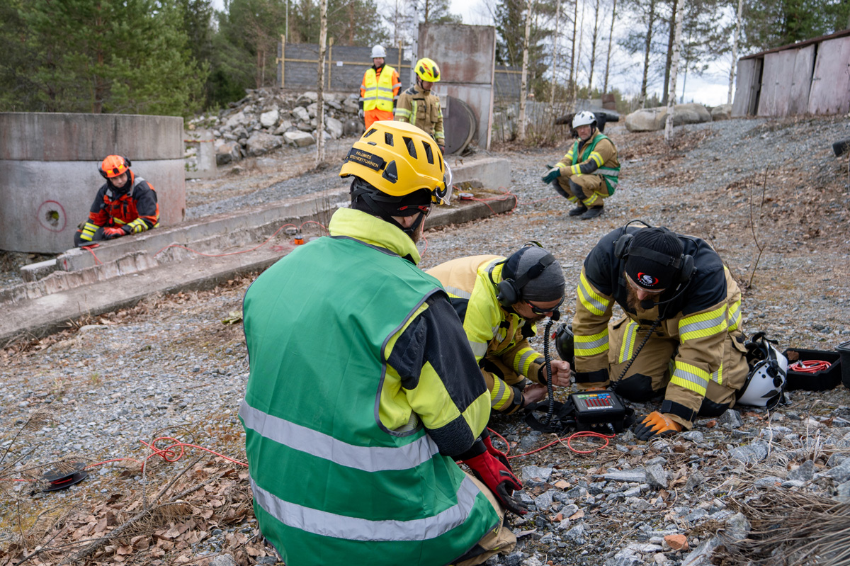 Pelastustoimen henkilöitä mittaamassa lukemia pilottikoulutuksen harjoituksessa.