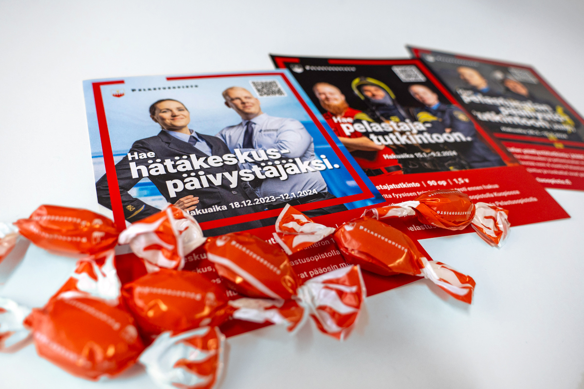 Pelastusopisto osallistuu Studia-messuille, kuvassa esitteitä ja karamellejä.