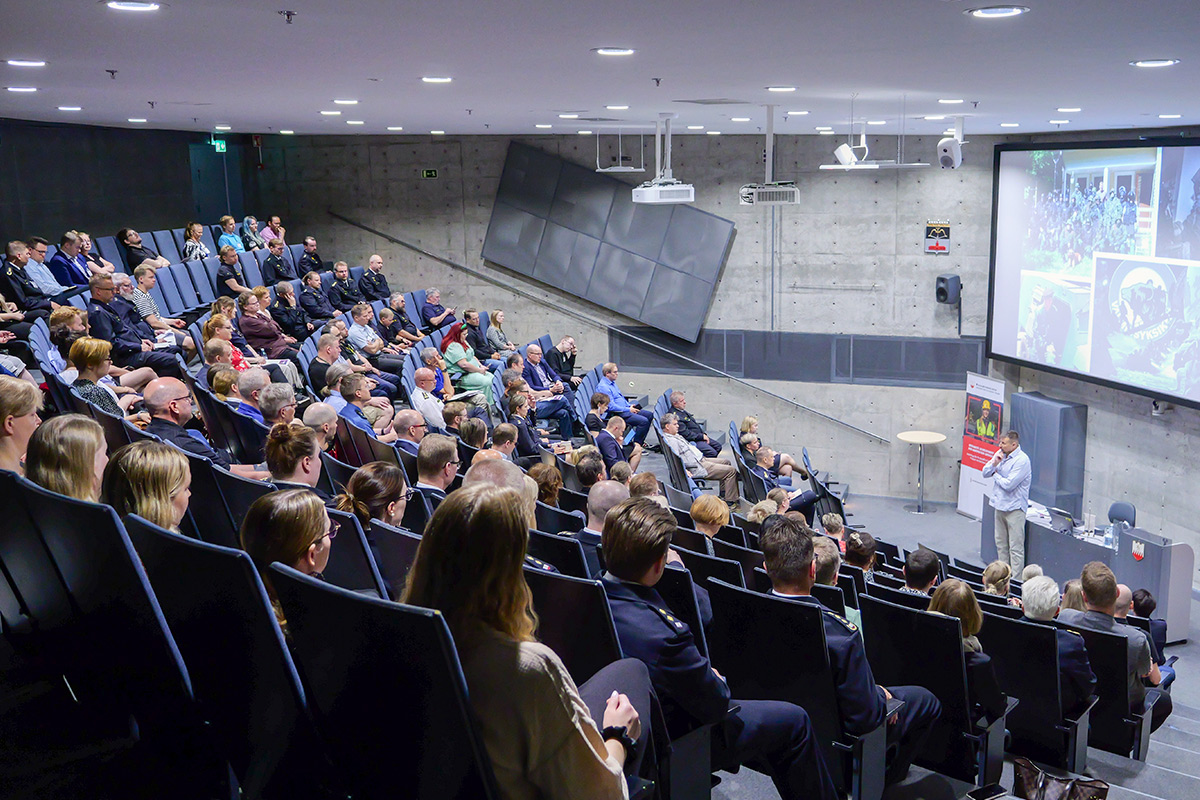 Torstaipäivän keynote-puhuja yleisön edessä.