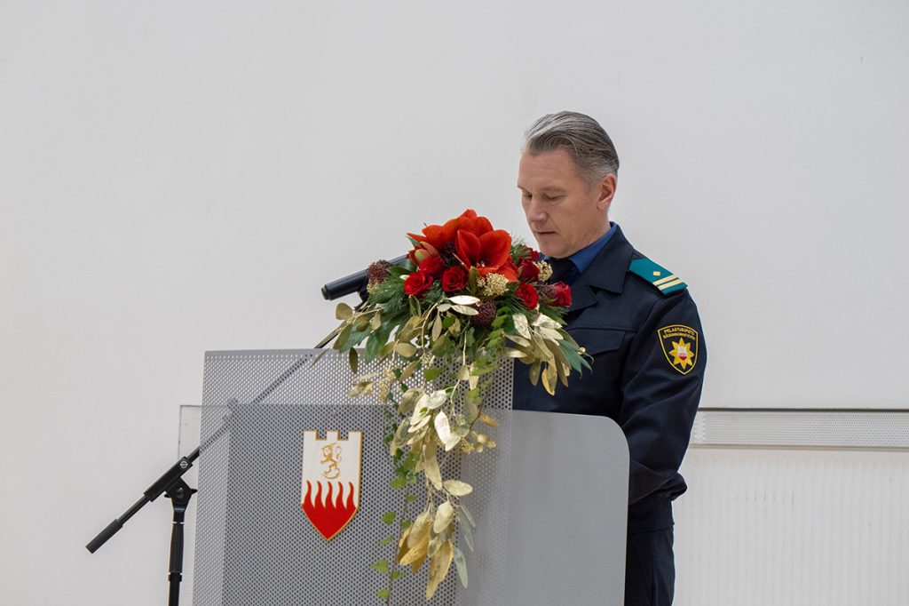 Valmistuva alipäällystöopiskelija pitää päättävän kurssin puheenvuoron.