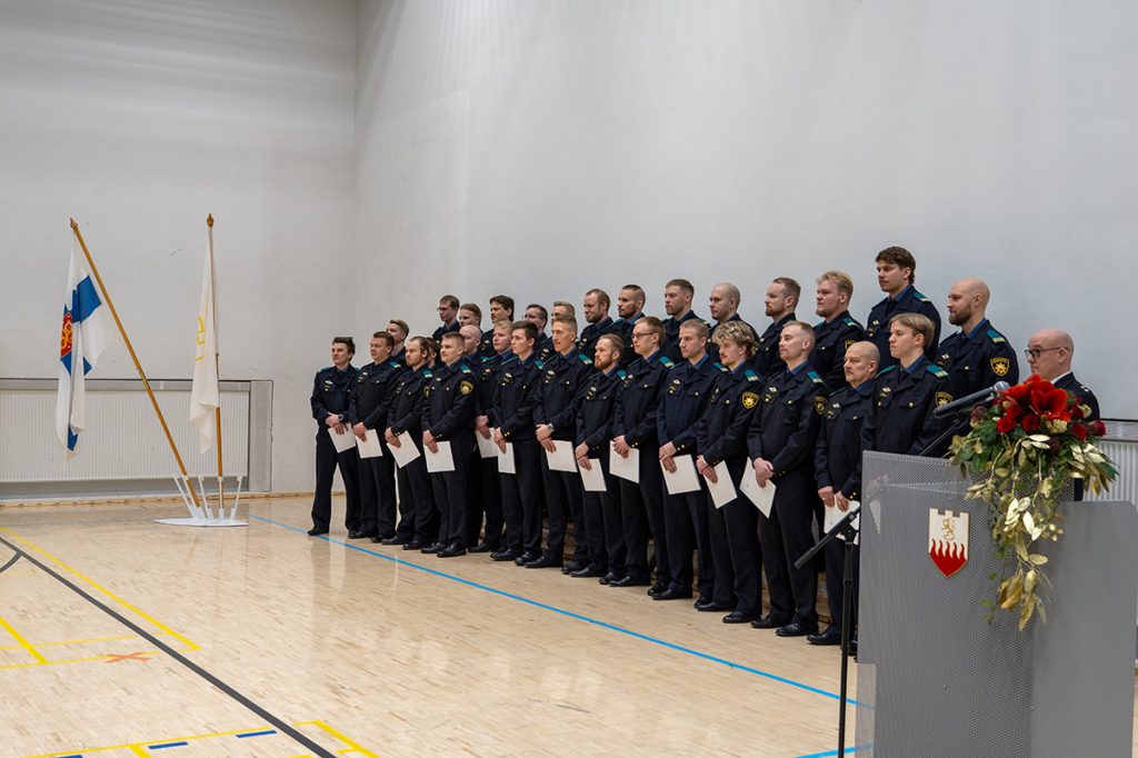 Pelastajaopiskelijoita ryhmäkuvassa tutkintotodistusten jaon jälkeen.