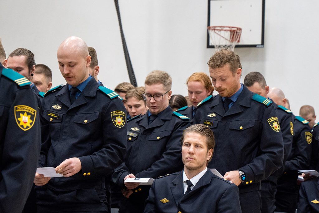 Pelastajaopiskelijoita lausumassa pelastajan valaa.