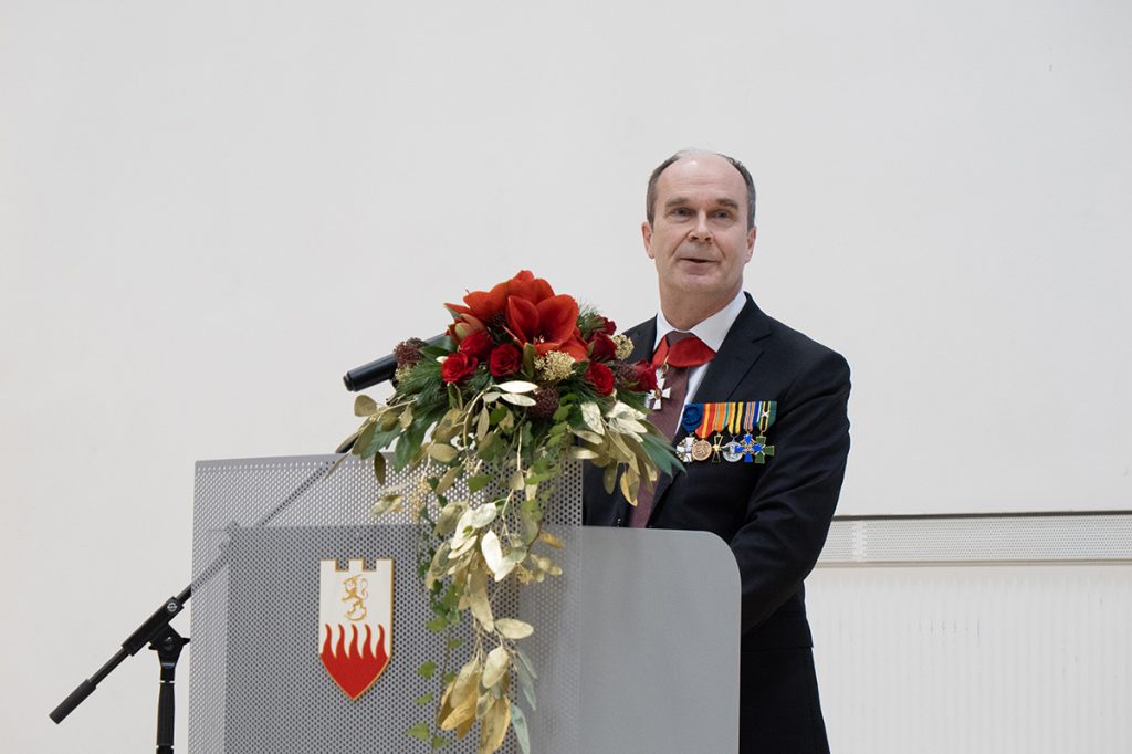 Sisäministeriön kansliapäällikkö pitää juhlapuheen.