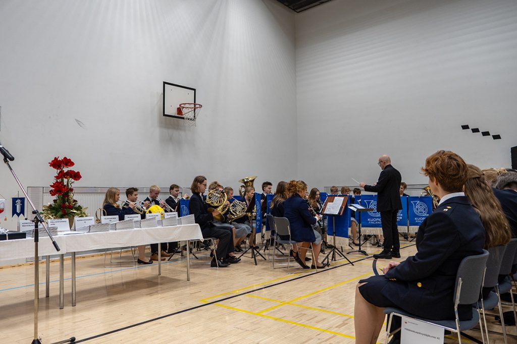 Haapaniemen Nuoriso-orkesteri soittaa juhlassa.