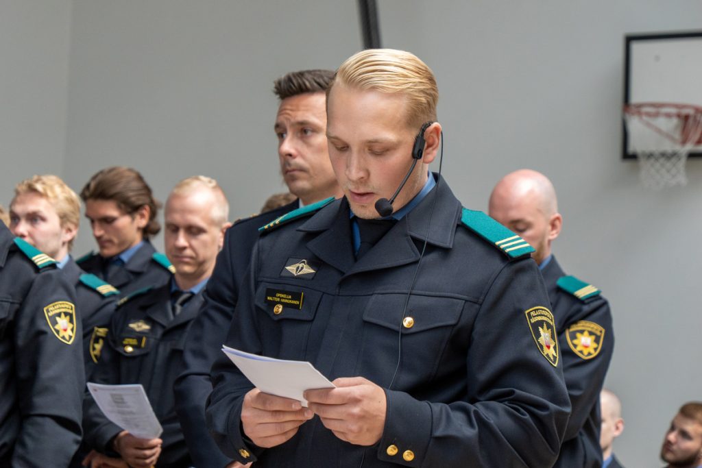 Henkilö lukee pelastajan valaa.