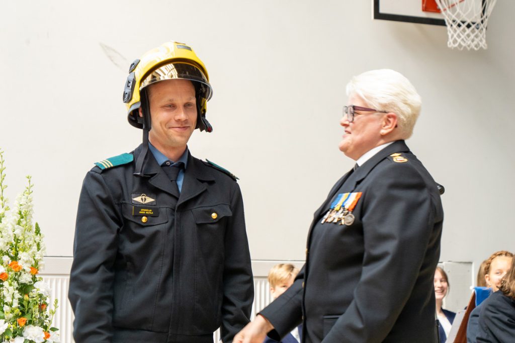 Valmistunut pelastaja keltainen kypärä päässä.