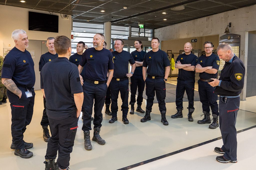 Työkiertoon tulleita Varsinais-Suomen hyvinvointialueen pelastuslaitoksen työntekijöitä kokoontuneena Pelastusopiston aulaan.