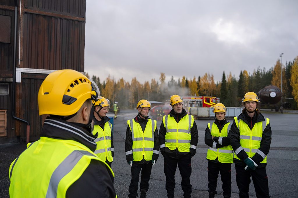 Ryhmä Varsinais- Suomen pelastuslaitoksen pelastusryhmänjohtajat tutustumassa Pelastusopiston harjoitusalueen simulaattoreihin.